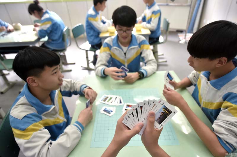 2016年05月31日,四川省成都市机投中学,学生们玩“英语扑克”,“英语扑克”和“英语麻将”类似,也是通过组词来达到提升记忆单词和词根联想记忆能力。