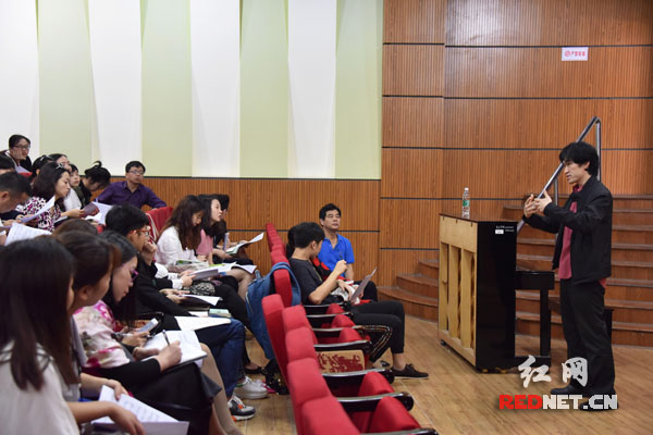 邹翔给音乐学院的学子们带来了指挥课程。