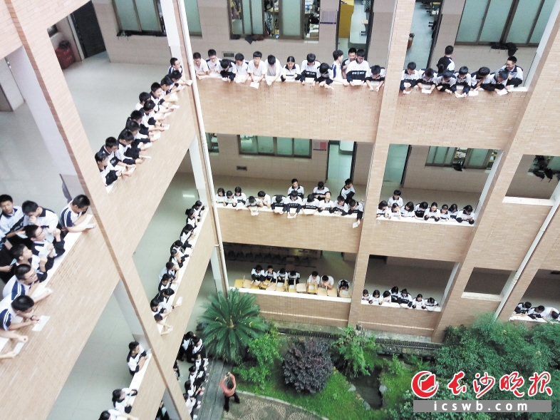 麓山滨江实验学校学子“喊楼”,为高三学生鼓劲和释放压力。 长沙晚报通讯员 何舟 摄