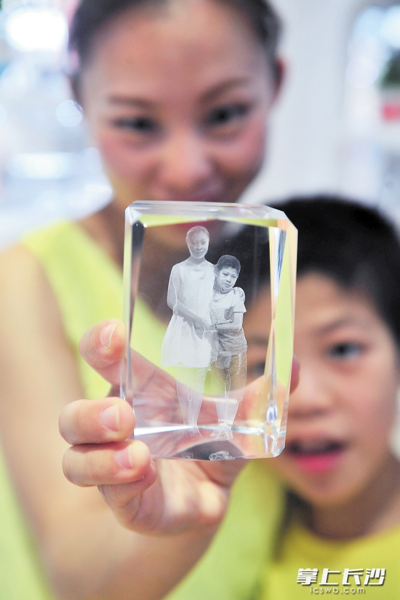 5分钟,一对母子被成功“复制”到水晶体中,新技术的神奇让母子俩惊奇不已。 长沙晚报记者 贺文兵 摄