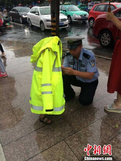 交警为走失孩子披雨衣网上走红被赞有爱(图)