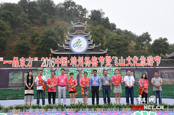 为助农使者颁发证书。