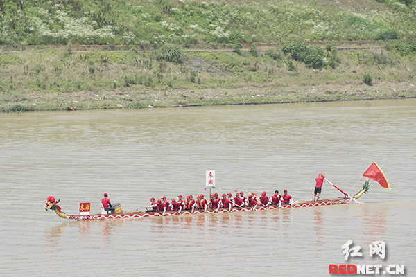 队员们在河面上进行训练。