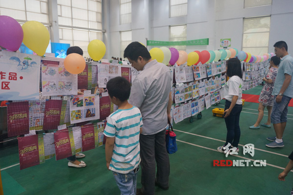 23000多幅优秀四联漫画作品在现场进行了展示。