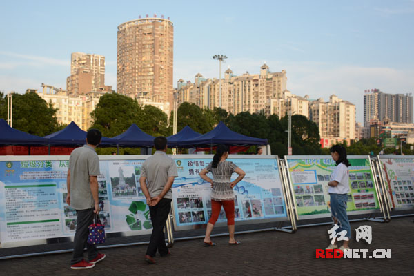 环保文化节活动中的宣传展板吸引了过往市民的关注。