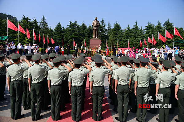 5日，来自国防科技大学指挥军官基础教育学院的200余名2016届毕业学员在韶山铜像广场重温入伍誓词。