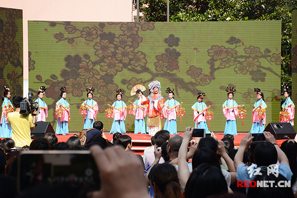 6月6日,长沙曙光路小学,第三届戏曲文化艺术节举行,该活动也是长沙市芙蓉区今年的非物质文化遗产保护主题活动。