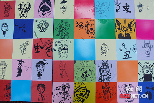 学生手绘京剧脸谱。