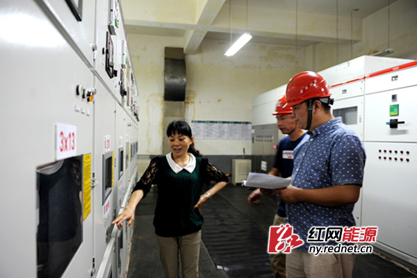 配电室与公司客服中心营业及电费室工作人员来到高考重点保电单位长沙市南雅中学的配电间，与配电间负责人（左一）认真交流，检查配电间内部接入外线点是否准确及设备运维情况