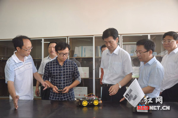湖南省副省长蔡振红（右3）在长沙理工大学调研大学毕业生就业创业工作，赖明勇（右2）参加调研。