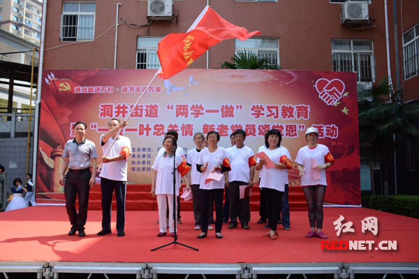 长沙市雨花区社会福利院，老党员们组成“党员银发志愿服务队”。