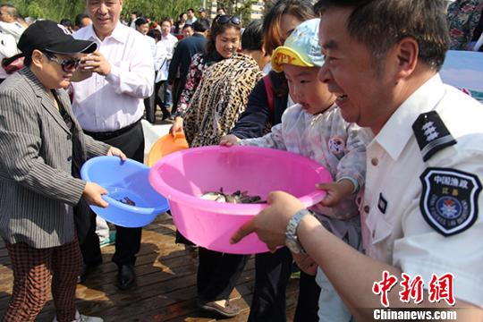 全国“放鱼日”江苏盐城串场河投放鱼苗4000斤