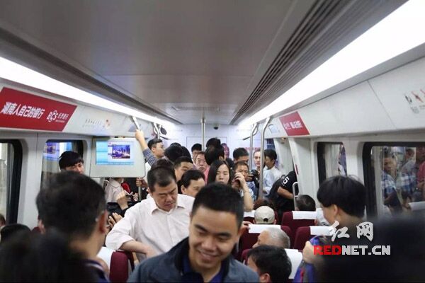 长沙磁浮快线列车内，人潮涌动。