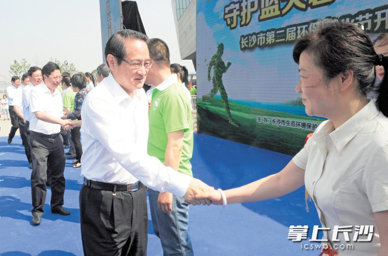 　　昨日，省委常委、市委书记易炼红，市委副书记、市长、市环委会主任胡衡华与长期从事环保事业的工作者代表亲切握手并为他们颁发国家环保部纪念章。长沙晚报记者 周柏平 摄 