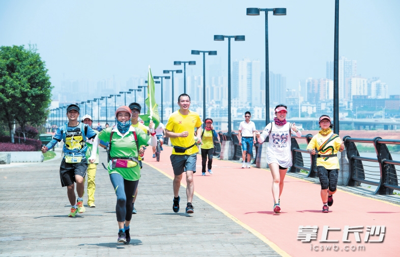 　　徒步的市民和环保志愿者经过风光秀美的浏阳河绿道。  长沙晚报记者 黄启晴 余劭劼 摄影报道