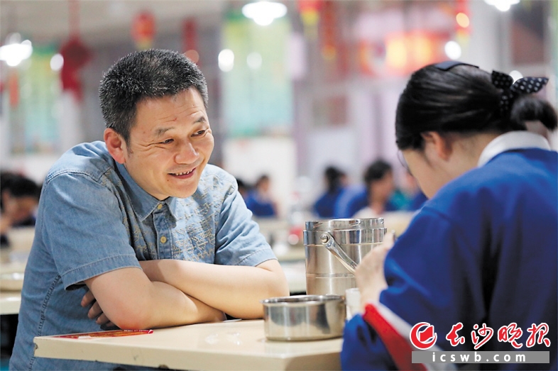 　　陪考爸爸精心准备了午餐，和女儿在学校食堂一起吃。长沙晚报通讯员 廖昌宁 摄 