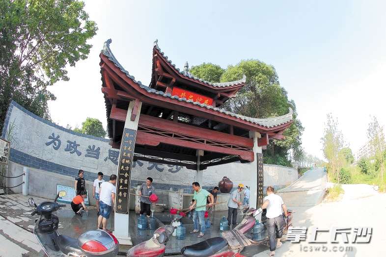 　　朱柱飞檐的东沙取水亭，前来打水的市民络绎不绝。长沙晚报记者 陈飞 摄