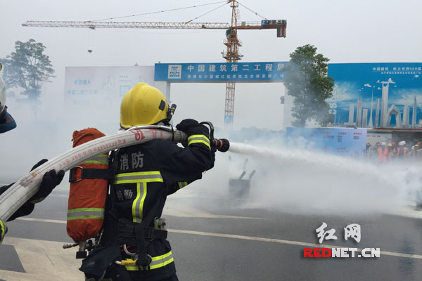 中建二局三公司举行消防应急演练。