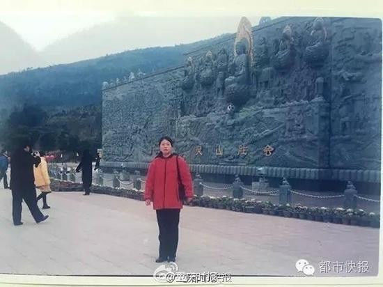 “你看，这是我14岁的时候，那年是2000年，一家人赶流行，说是千禧年来了，去无锡灵山大佛祈福。你看我当年长的也挺帅吧。”张何栋把这张有些泛黄的照片扫进电脑后，一边放大一边跟陆怡沁说。