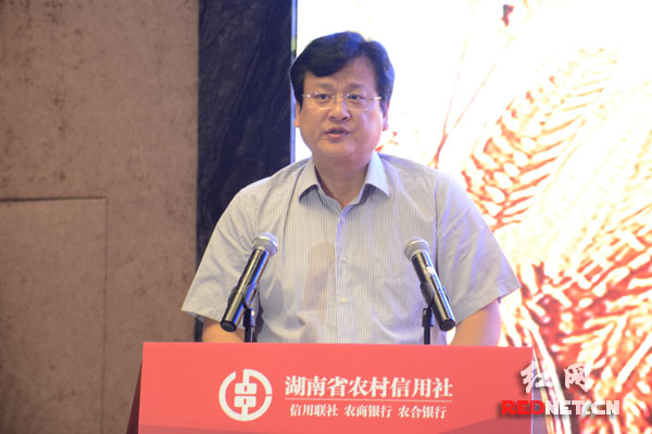 省农村信用社联合社党委书记、理事长张志军介绍“六个一百”活动。