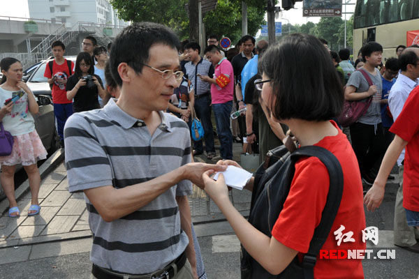 老徐与参加高考的女儿话别