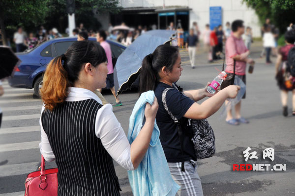 李女士为参加高考的女儿送上外套