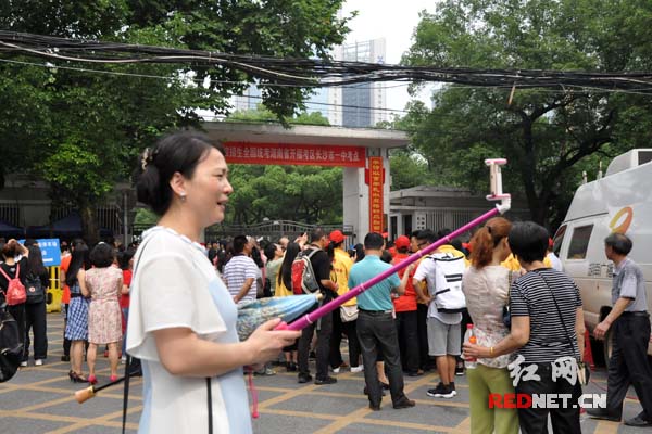 考生妈妈罗辉用自拍杆记录高考