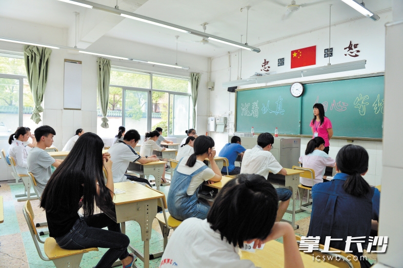 　　昨日下午，在长沙市实验中学，考生们陆续走进学校熟悉自己的考场。 长沙晚报记者 邹麟 摄