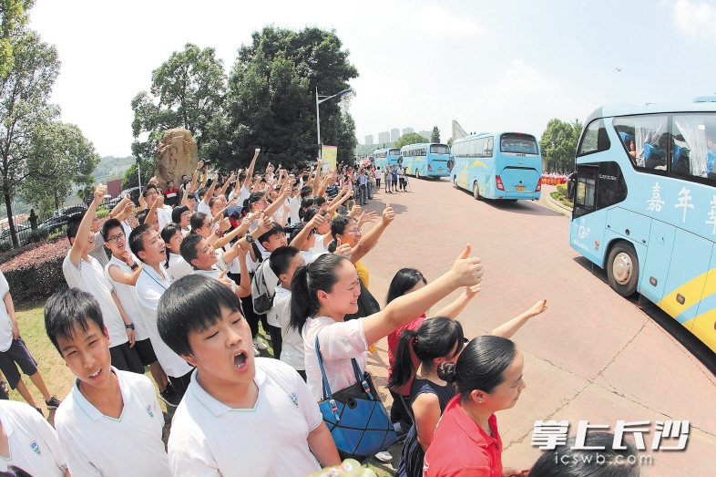 　　6日，长沙同升湖实验学校955名高三学子乘坐25辆大客车驶向考场，学弟学妹、家长老师夹道欢送。　　长沙晚报记者 陈飞 摄