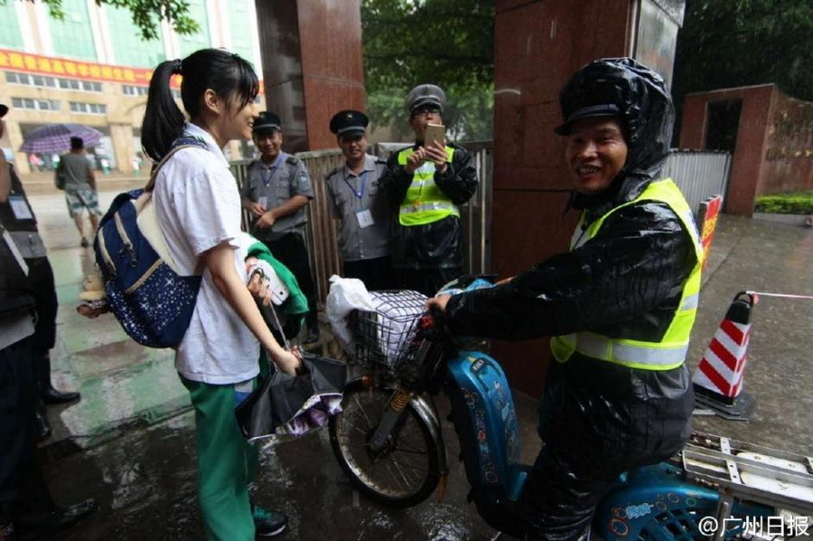 高考次日广州暴雨 考生光脚赶考