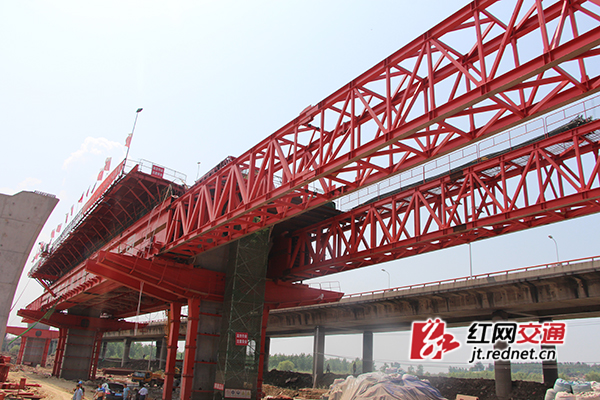 大岳高速公路君山段采用移动模架工艺施工，这一工艺是首次应用于湖南高速公路建设领域。