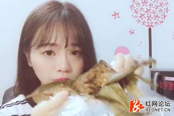 美女狂吃十个粽子找寻湖南最有口味的端午粽（视频截图）