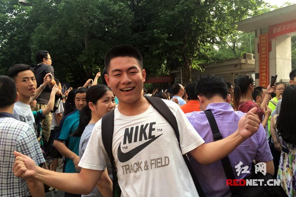 考生马丁很开心，因为马上出发去西藏了。