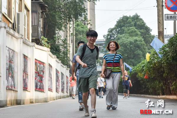 不仅要跑第一，还要考第一！长沙市地质中学考点，第一个冲出考场的考生笑容灿烂。