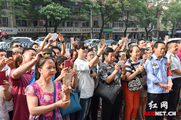 所有家长都拿出手机拍摄这一难忘的时刻。