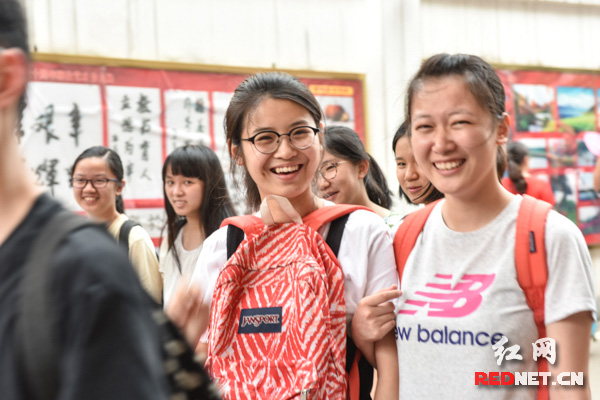 笑容里释放的除了压力还有美丽的青春。