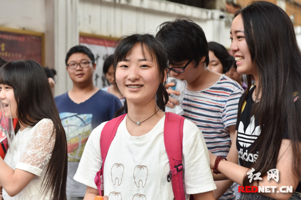 带牙套的小姑娘。