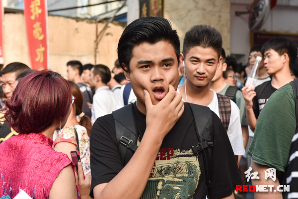 是扮酷还是有意低调？