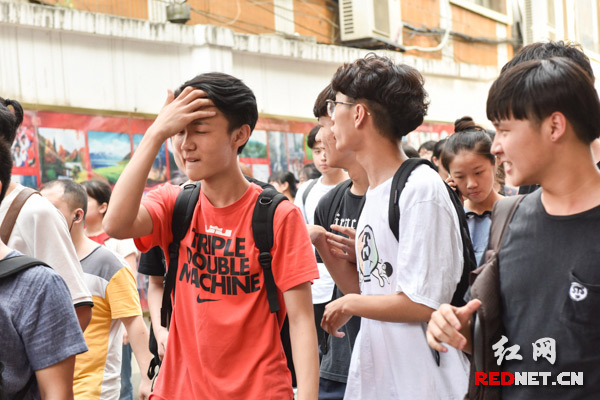 虽然眉头微皱，但嘴角泄露了你的欢乐。