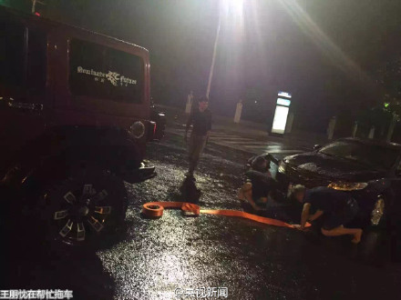 郑州小伙这个举动温暖了雨夜,一大波妹纸求嫁!