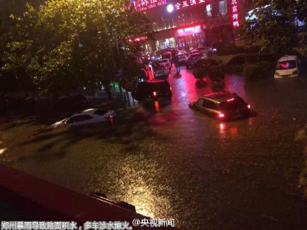 郑州小伙这个举动温暖了雨夜,一大波妹纸求嫁!