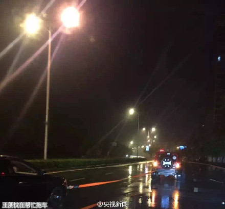 郑州小伙这个举动温暖了雨夜,一大波妹纸求嫁!