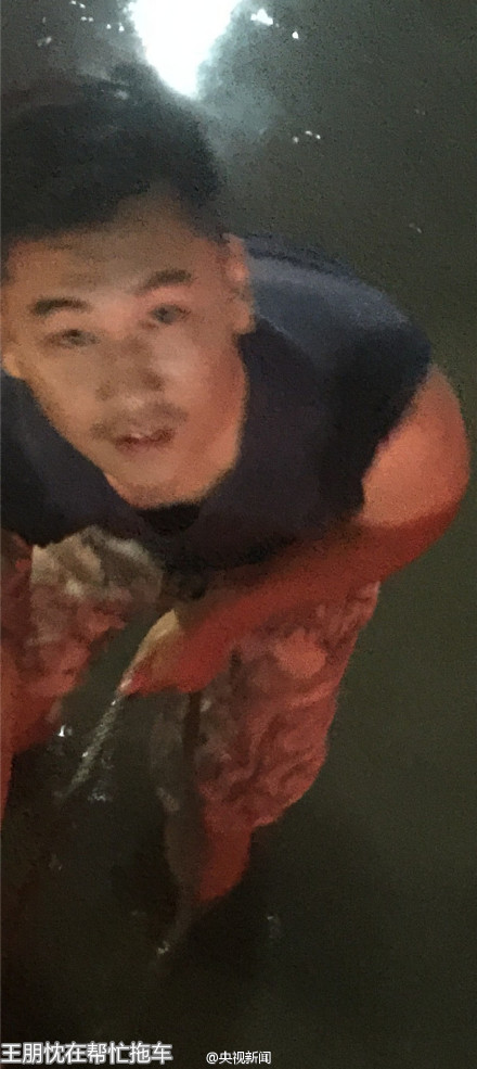 郑州小伙这个举动温暖了雨夜,一大波妹纸求嫁!