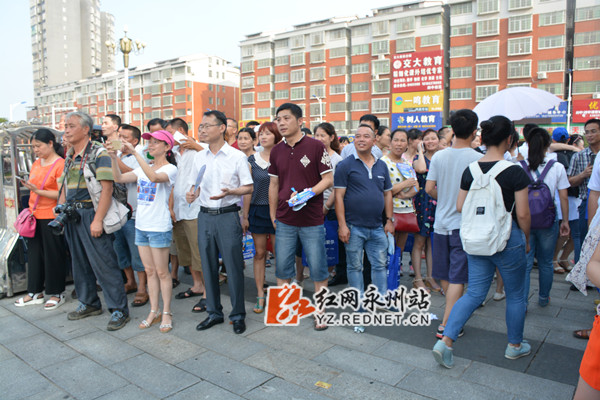 考点大门打开,家长翘首以待
