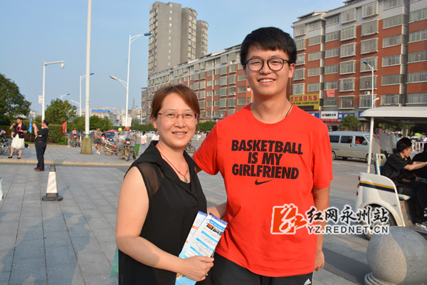 黄同学与妈妈合影