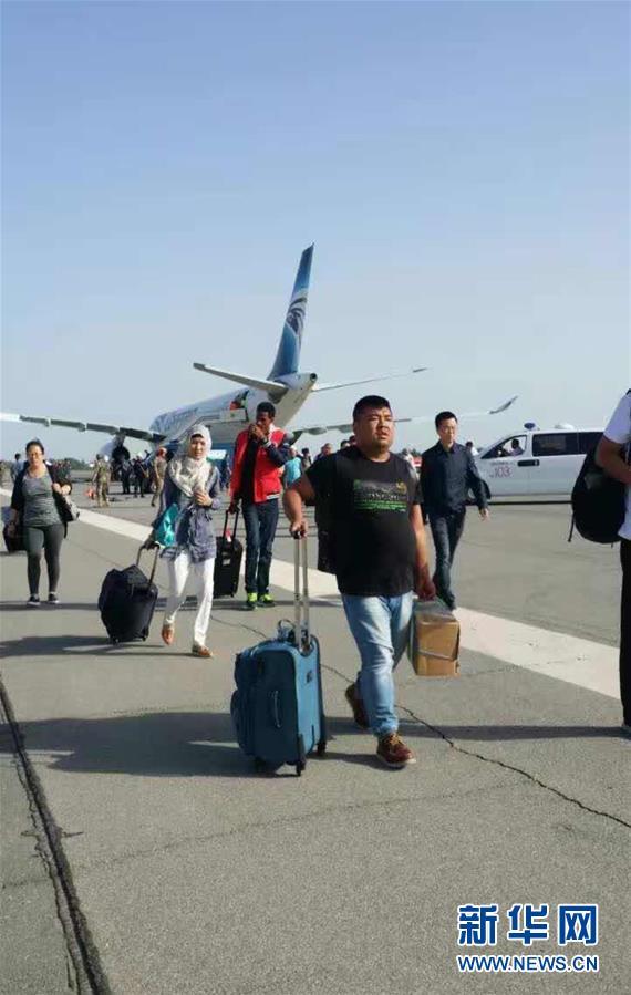 6月8日，因受到爆炸物威胁迫降乌兹别克斯坦的从开罗飞往北京的埃航客机上乘客和机组人员安全疏散。 新华社发