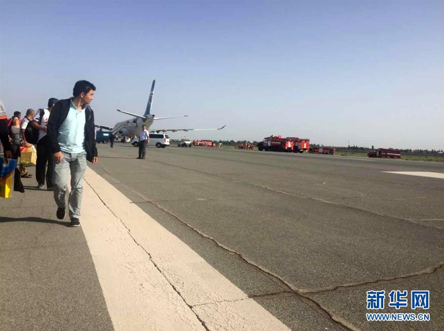 6月8日，因受到爆炸物威胁迫降乌兹别克斯坦的从开罗飞往北京的埃航客机上乘客和机组人员安全疏散。 新华社发