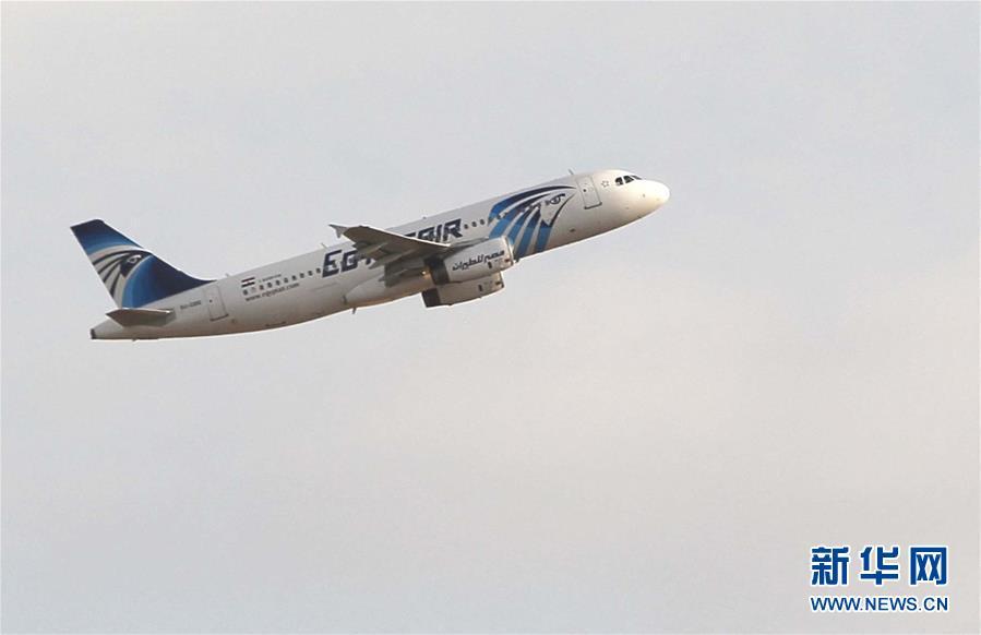 这是一架埃及航空公司飞机从开罗国际机场起飞的资料照片（2011年1月31日摄）。据外电6月8日报道，埃及航空公司一架从开罗飞往北京的航班因受到爆炸物威胁在乌兹别克斯坦降落。 新华社记者才扬摄