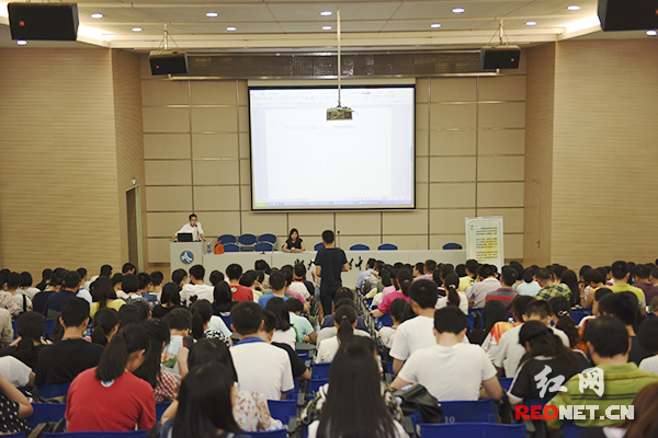 6月9日，由中国高招网主办的志愿填报专家公益讲座在湖南师大附中举行。