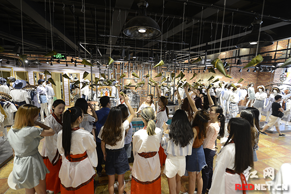 6月9日，传统节日端午佳节，长沙步行街一女装店内挂满粽子。